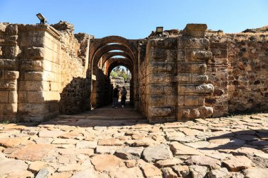 Merida, Extremadura, İspanya - 23 Ekim 2023: Muazzam Roma Tiyatrosu Merida şehrinde kaldı