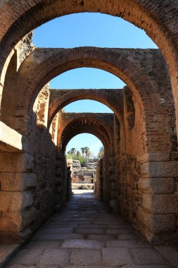 Merida, Extremadura, İspanya - 23 Ekim 2023: Muazzam Roma Tiyatrosu Merida şehrinde kaldı