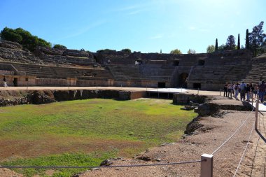 Merida, Extremadura, İspanya - 23 Ekim 2023: Muazzam Roma Tiyatrosu Merida şehrinde kaldı