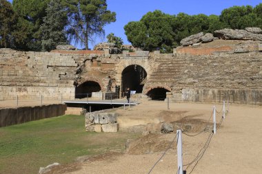 Merida, Extremadura, İspanya - 23 Ekim 2023: Muazzam Roma Tiyatrosu Merida şehrinde kaldı