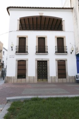 Merida, Extremadura, İspanya - 23 Ekim 2023: Merida, İspanya 'da güzel tarihi cepheler