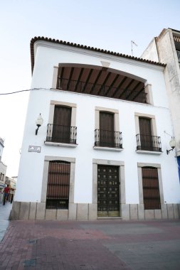 Merida, Extremadura, İspanya - 23 Ekim 2023: Merida, İspanya 'da güzel tarihi cepheler