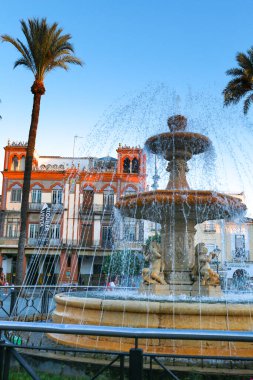 Merida, Extremadura, İspanya... 23 Ekim 2023: Merida 'nın ana meydanındaki Barok mermer çeşmesi, Plaza de Espana