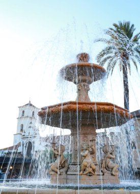 Merida, Extremadura, İspanya... 23 Ekim 2023: Merida 'nın ana meydanındaki Barok mermer çeşmesi, Plaza de Espana