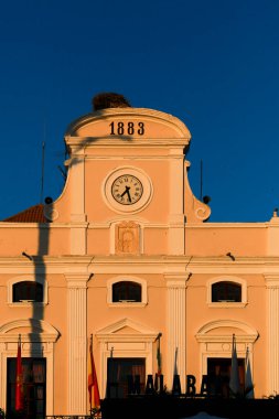 Merida, Extremadura, İspanya - 23 Ekim 2023: Merida, İspanya 'da güzel tarihi cepheler