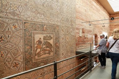 Merida, Extremadura, İspanya - 23 Ekim 2023: Merida kentindeki Ulusal Roma Sanat Müzesinde Mozaikler sergilendi