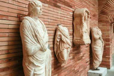 Merida, Extremadura, İspanya - 23 Ekim 2023: Merida kentindeki Ulusal Roma Sanat Müzesi 'nde sergilenen cenaze heykelleri