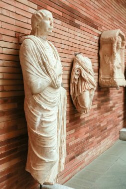 Merida, Extremadura, İspanya - 23 Ekim 2023: Merida kentindeki Ulusal Roma Sanat Müzesi 'nde sergilenen cenaze heykelleri