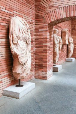 Merida, Extremadura, İspanya - 23 Ekim 2023: Merida kentindeki Ulusal Roma Sanat Müzesi 'nde sergilenen cenaze heykelleri