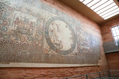 Merida, Extremadura, İspanya - 23 Ekim 2023: Merida kentindeki Ulusal Roma Sanat Müzesinde Mozaikler sergilendi