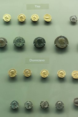 Merida, Extremadura, İspanya - 23 Ekim 2023: Merida şehrindeki Ulusal Roma Sanat Müzesi 'nde sergilenen farklı imparatorların altın, gümüş ve bronz sikkeleri