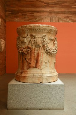 Merida, Extremadura, İspanya - 23 Ekim 2023: Merida kentindeki Ulusal Roma Sanat Müzesinde arkeolojik kalıntılar