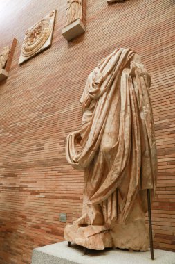 Merida, Extremadura, İspanya - 23 Ekim 2023: Roma Ulusal Merida Sanat Müzesi 'nde heykeller ve arkeolojik kalıntılar sergilendi