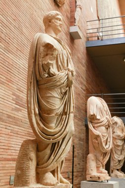 Merida, Extremadura, İspanya - 23 Ekim 2023: Roma Ulusal Merida Sanat Müzesi 'nde heykeller ve arkeolojik kalıntılar sergilendi