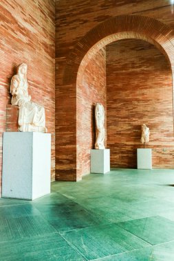 Merida, Extremadura, İspanya - 23 Ekim 2023: Roma Ulusal Merida Sanat Müzesi 'nde heykeller ve arkeolojik kalıntılar sergilendi