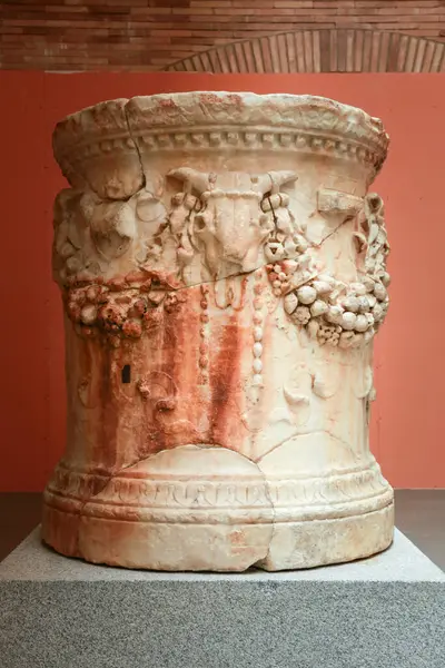 Merida, Extremadura, İspanya - 23 Ekim 2023: Merida kentindeki Ulusal Roma Sanat Müzesinde arkeolojik kalıntılar