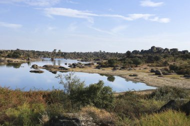 Los Barruecos Doğal Anıtı Caceres düzlüğünün ortasında.