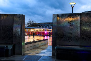 Bristol, İngiltere - 28 Mart 2024: Bristol şehrinin merkezinde su ve şelale bulunan Modern Milenyum Meydanı 'ndaki Vintage Fuarı