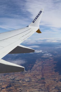 Bristol, İngiltere - 28 Mart 2024: Ryanair şirketinin uçağından dünya ve bulutların hava görüntüsü