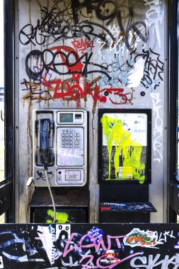 Bristol, İngiltere - 29 Mart 2024: Bristol şehrinin Harbourl bölgesinde hasar görmüş ve boyanmış telefon kulübeleri