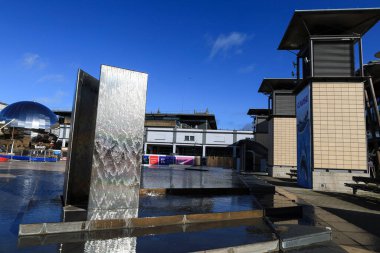 Bristol, İngiltere - 28 Mart 2024: Bristol şehir merkezinde su ve çeşmeli Modern Milenyum Meydanı