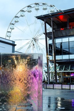 Bristol, İngiltere - 28 Mart 2024: Bristol şehir merkezinde su ve çeşmeli Modern Milenyum Meydanı