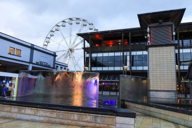 Bristol, İngiltere - 28 Mart 2024: Bristol şehir merkezinde su ve çeşmeli Modern Milenyum Meydanı