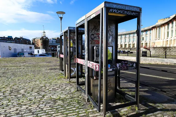英国布里斯托尔 2024年3月29日 布里斯托尔市Harbourside地区被毁和涂漆的电话亭 — 图库照片