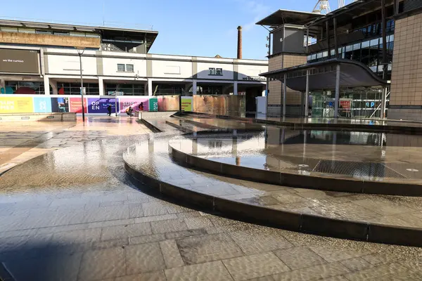 英国布里斯托尔 2024年3月28日 位于布里斯托尔市中心的具有水特征和喷泉的现代千年广场 — 图库照片