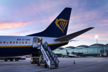 Alicante, İspanya - 28 Mart 2024: Alicante-Elche Miguel Hernandez havaalanında Ryanair şirketinin uçağından inen yolcular