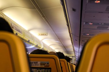 Bristol, İngiltere - 29 Mart 2024: Bristol havaalanındaki Ryanair şirketinin uçağındaki yolcular