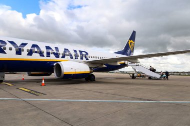 Bristol, İngiltere - 29 Mart 2024: Bulutlu bir günde Ryanair şirketinin uçağına binen yolcular