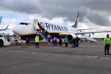 Bristol, İngiltere - 29 Mart 2024: Bulutlu bir günde Ryanair şirketinin uçağına binen yolcular