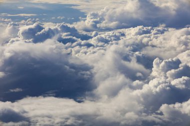 Bulutlu altokümülüs ve kümülonimbus bulutları İspanya 'daki bir uçaktan geliyor.