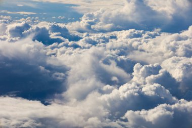 Bulutlu altokümülüs ve kümülonimbus bulutları İspanya 'daki bir uçaktan geliyor.