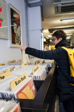 Bristol, İngiltere - 30 Mart 2024 Bristol 'deki ikinci el plak dükkanında genç bir kadın