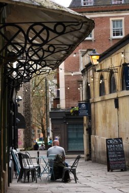 Bristol, İngiltere - 30 Mart 2024: Bristol şehrindeki St. Nicholas Market 'in yanındaki Dar Sokak restoran, bar ve dükkanlarla dolu