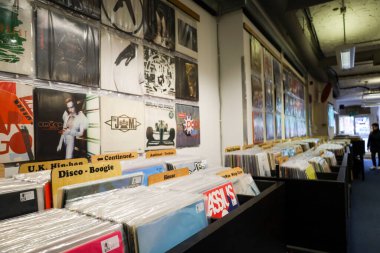 Bristol, İngiltere - 30 Mart 2024: İkinci el plakçı Bristol 'da