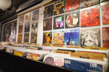 Bristol, İngiltere - 30 Mart 2024: İkinci el plakçı Bristol 'da