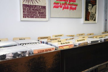 Bristol, İngiltere - 30 Mart 2024: İkinci el plakçı Bristol 'da