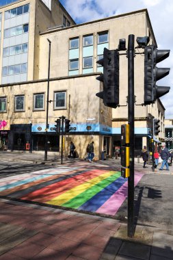 Bristol, İngiltere - 29 Mart 2024 Bristol şehir merkezinde büyük ve renkli Gökkuşağı yaya geçidi