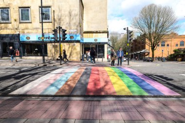Bristol, İngiltere - 29 Mart 2024 Bristol şehir merkezinde büyük ve renkli Gökkuşağı yaya geçidi