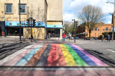 Bristol, İngiltere - 29 Mart 2024 Bristol şehir merkezinde büyük ve renkli Gökkuşağı yaya geçidi