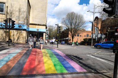 Bristol, İngiltere - 29 Mart 2024 Bristol şehir merkezinde büyük ve renkli Gökkuşağı yaya geçidi