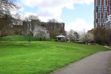 Bristol, İngiltere 30 Mart 2024, Bristol şehir merkezinde yeşil bir açık alan.