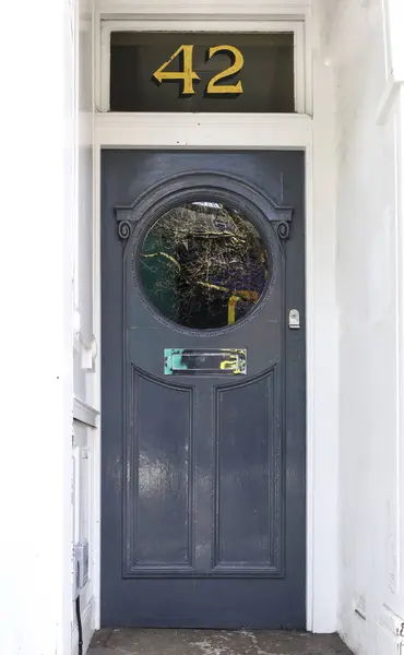 英国布里斯托尔 2024年3月29日 典型的带有圆形玻璃窗灰色木门的英国住宅 — 图库照片