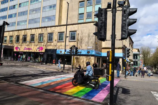 英国布里斯托尔 2024年3月29日 布里斯托尔市中心五彩缤纷的彩虹人行道 — 图库照片