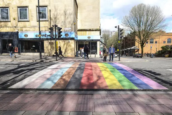英国布里斯托尔 2024年3月29日 布里斯托尔市中心五彩缤纷的彩虹人行道 — 图库照片