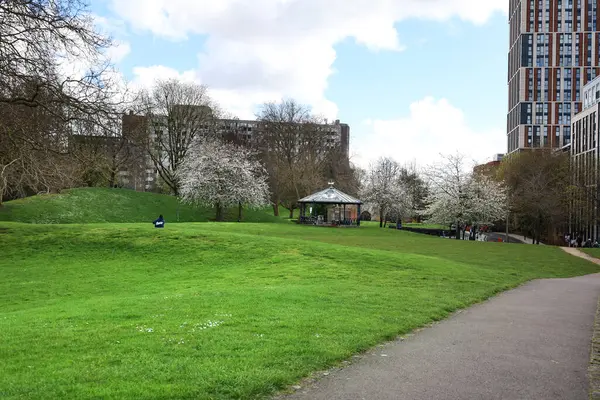 英国布里斯托尔 2024年3月30日 城堡公园 布里斯托尔市中心的一个绿色开放空间 — 图库照片