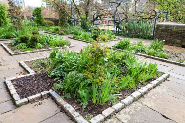 Bristol, İngiltere... 30 Mart 2024, Bristol şehir merkezinde yeşil bir açık alan olan Castle Park Fizik Bahçesi. Arka planda Aziz Peter Kilisesi